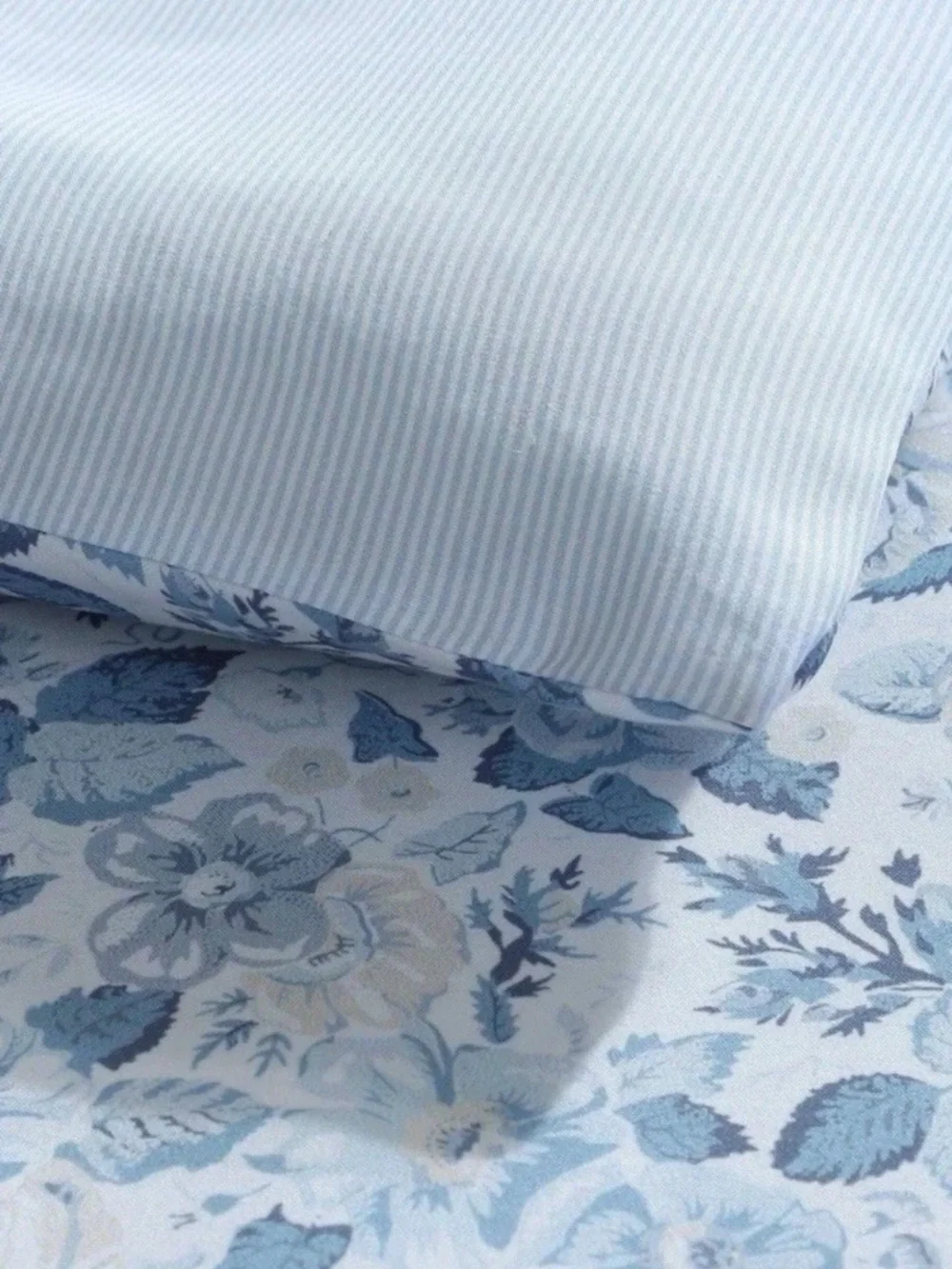Beautiful ~ TWIN Quartet Blue & White Floral Comforter Set 100% Soft Cotton